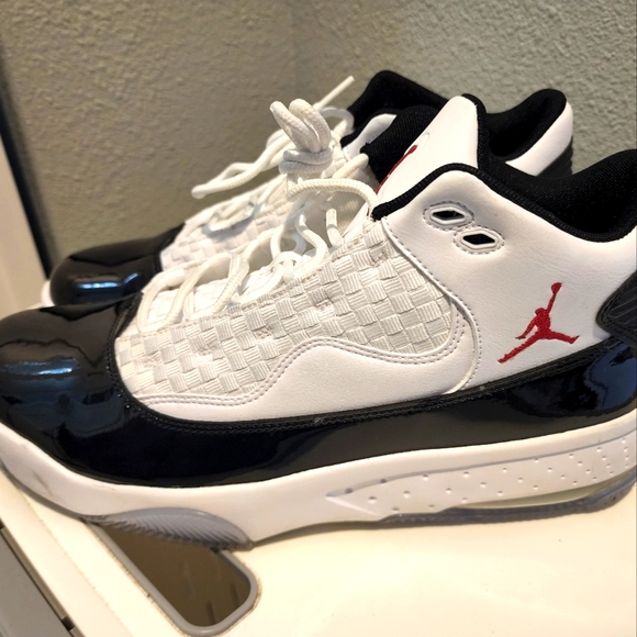 Jordan Max Aura 2 Black Gym Red White Size 10 - Picture 1 of 4